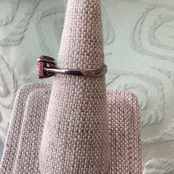 925 sterling silver band with round faceted pink stone in raised cage sett - Picture 2 of 5